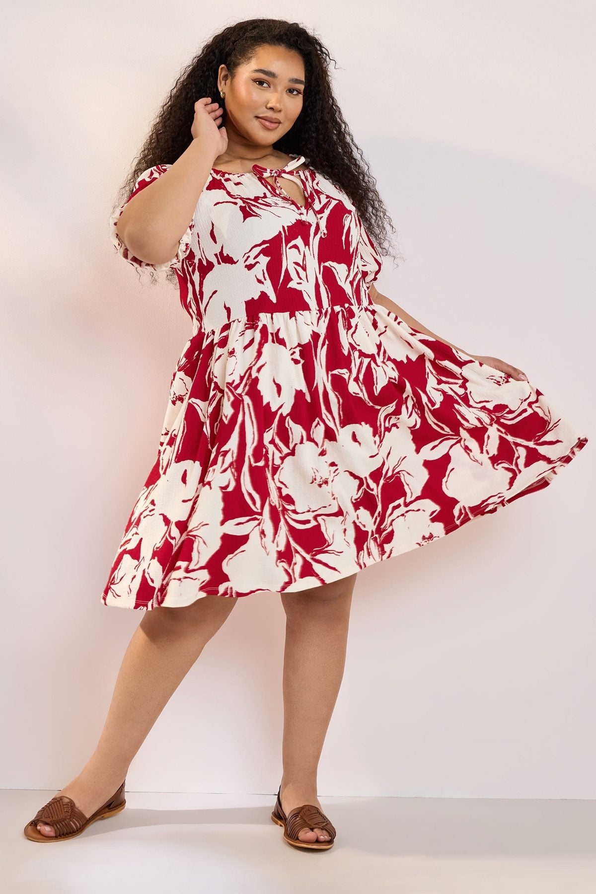 Plus-Size-Kleid in Knielänge mit Bindekragen und Blumenmuster aus Crinkle-Stoff