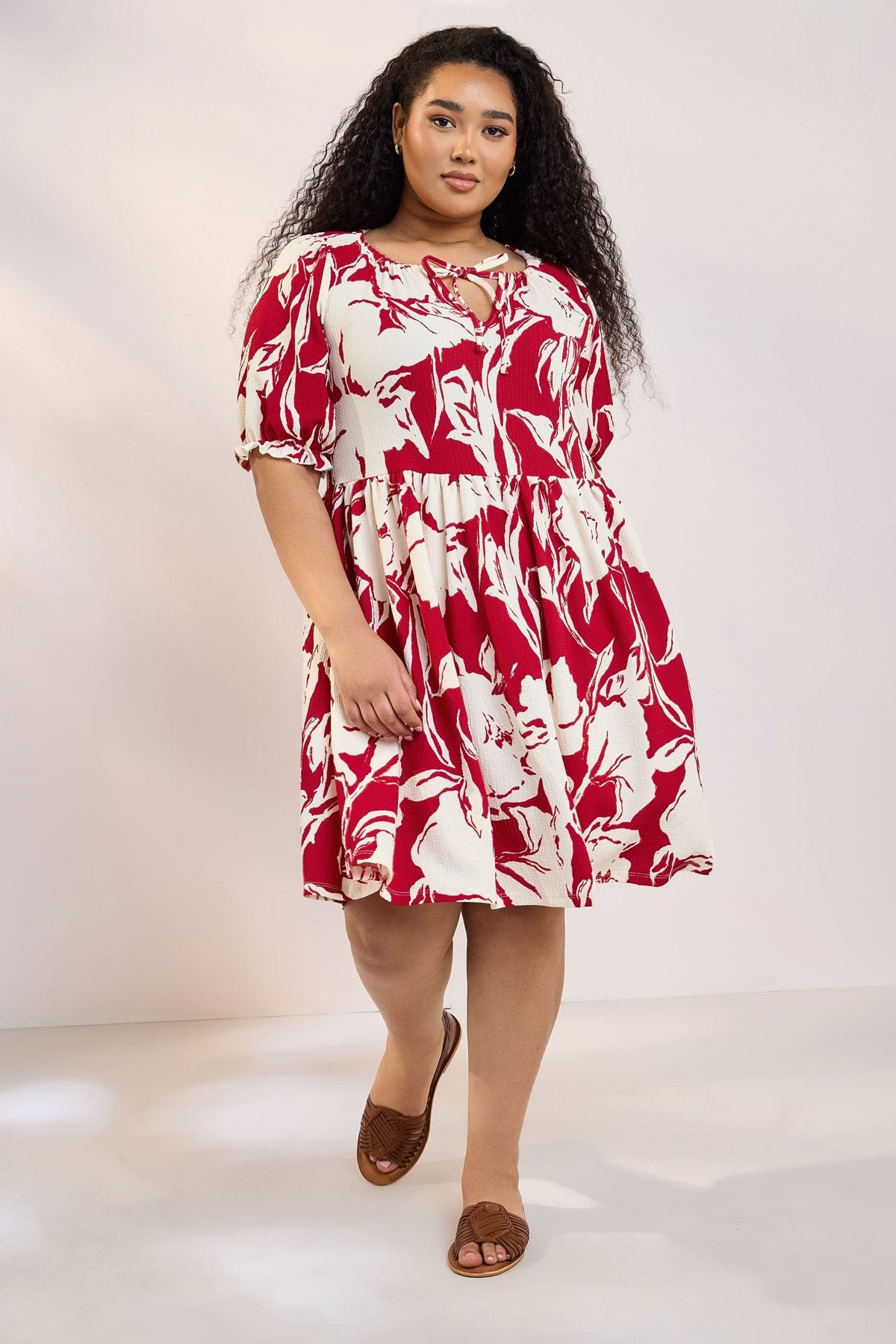 Plus-Size-Kleid in Knielänge mit Bindekragen und Blumenmuster aus Crinkle-Stoff