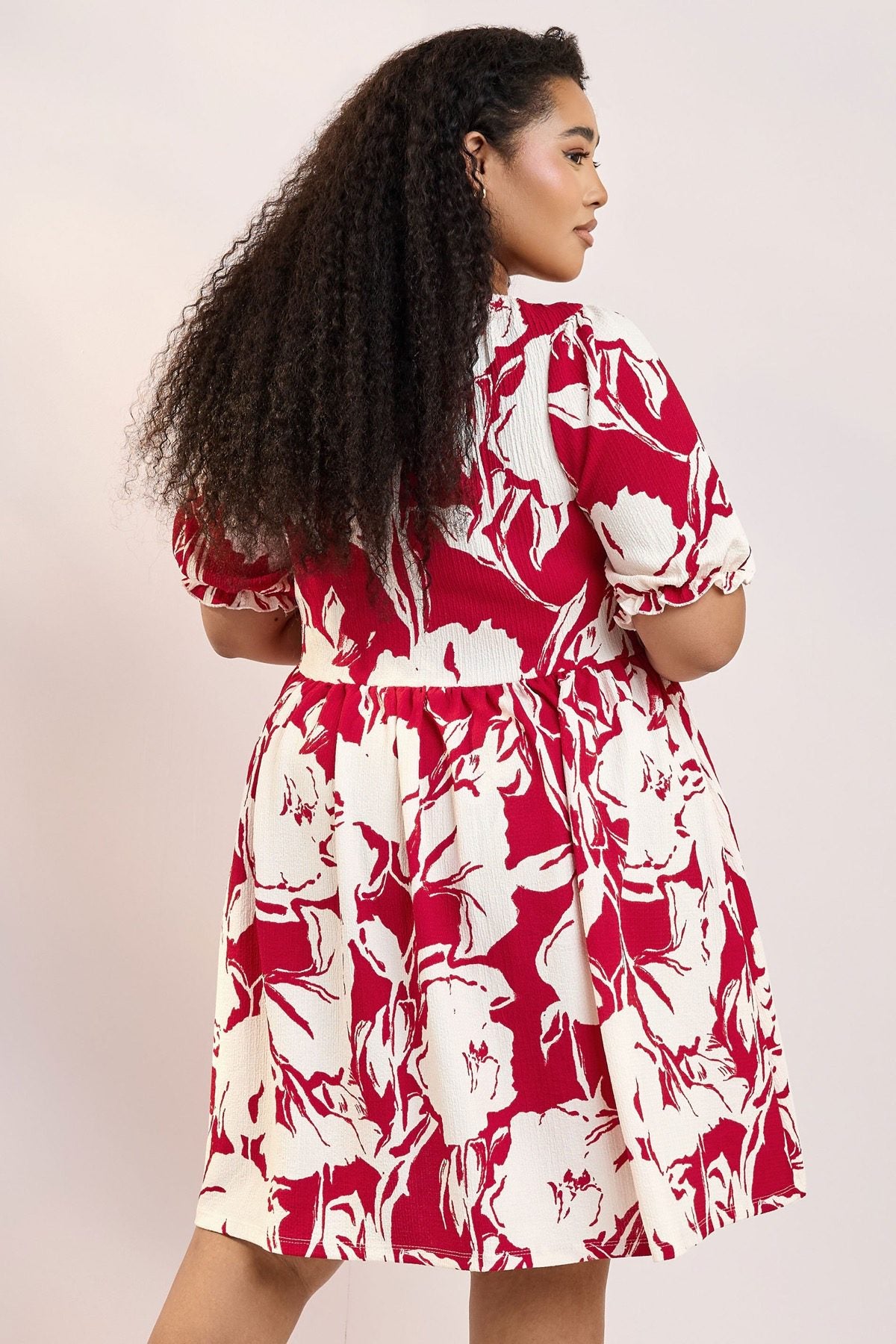 Plus-Size-Kleid in Knielänge mit Bindekragen und Blumenmuster aus Crinkle-Stoff