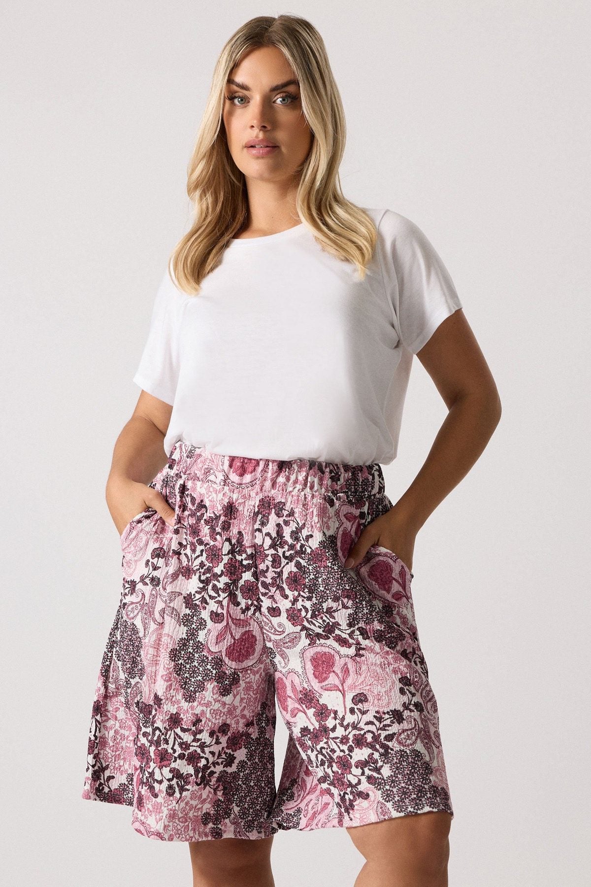 Plus-Size-Kleid in Knielänge mit Bindekragen und Blumenmuster aus Crinkle-Stoff