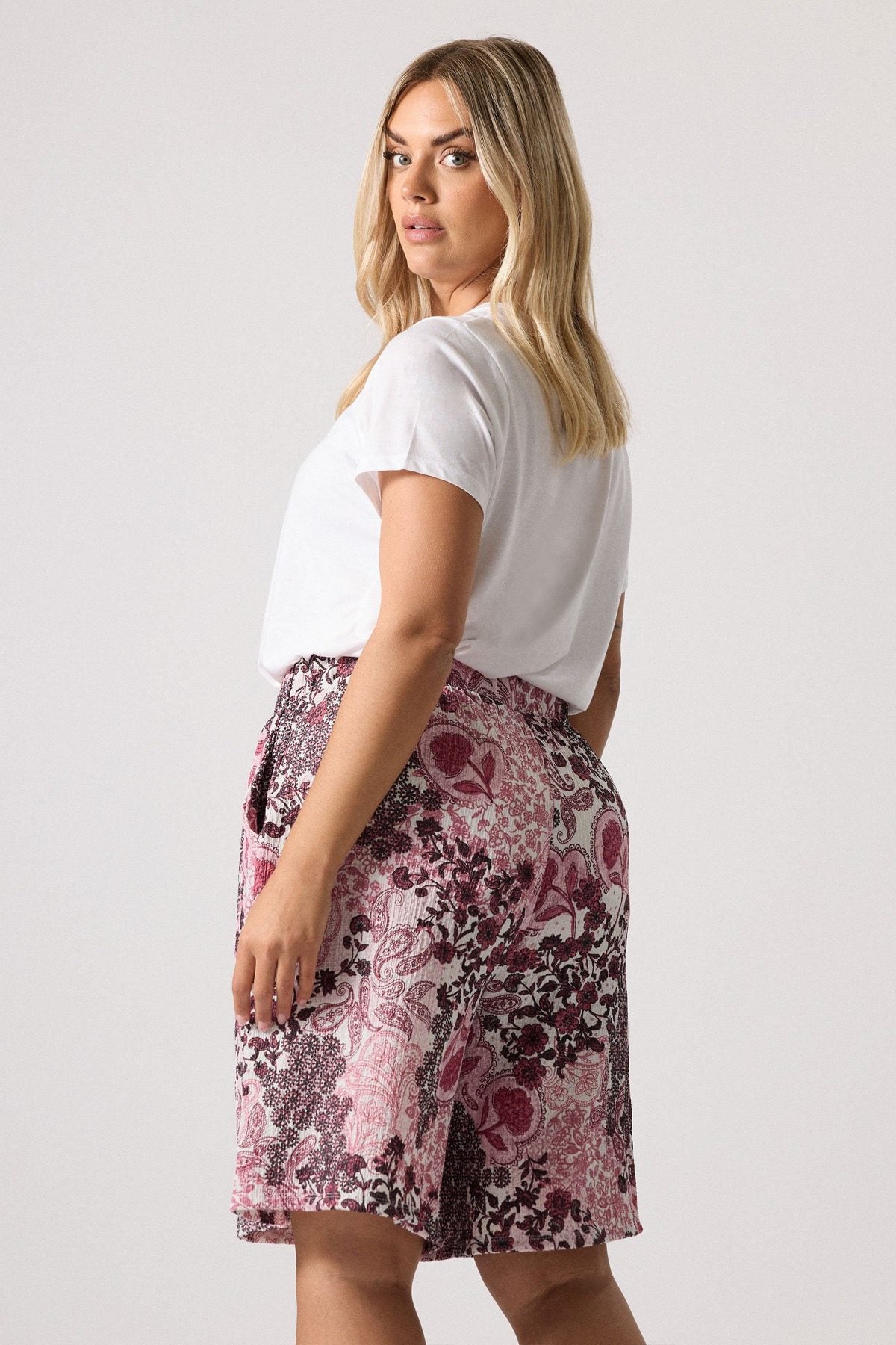 Plus-Size-Kleid in Knielänge mit Bindekragen und Blumenmuster aus Crinkle-Stoff