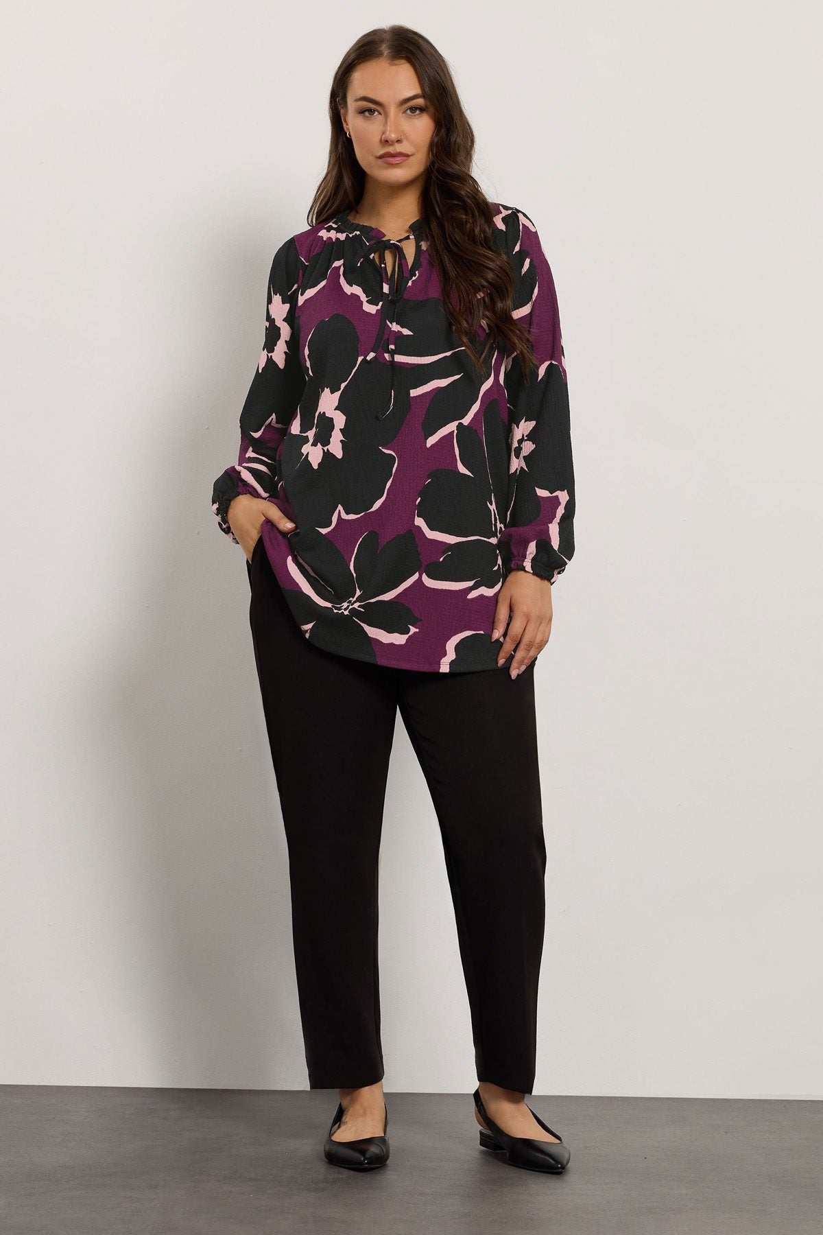 Lange Bluse mit Blumenmuster in großen Größen und Bindekragen