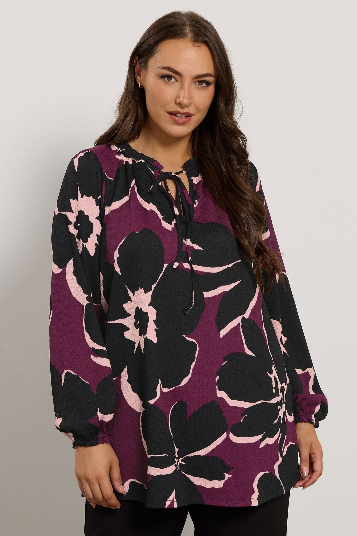 Lange Bluse mit Blumenmuster in großen Größen und Bindekragen