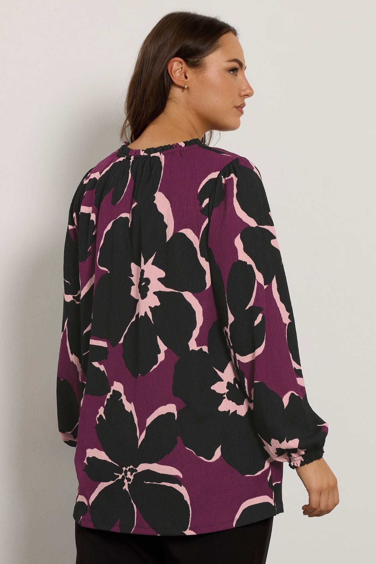 Lange Bluse mit Blumenmuster in großen Größen und Bindekragen