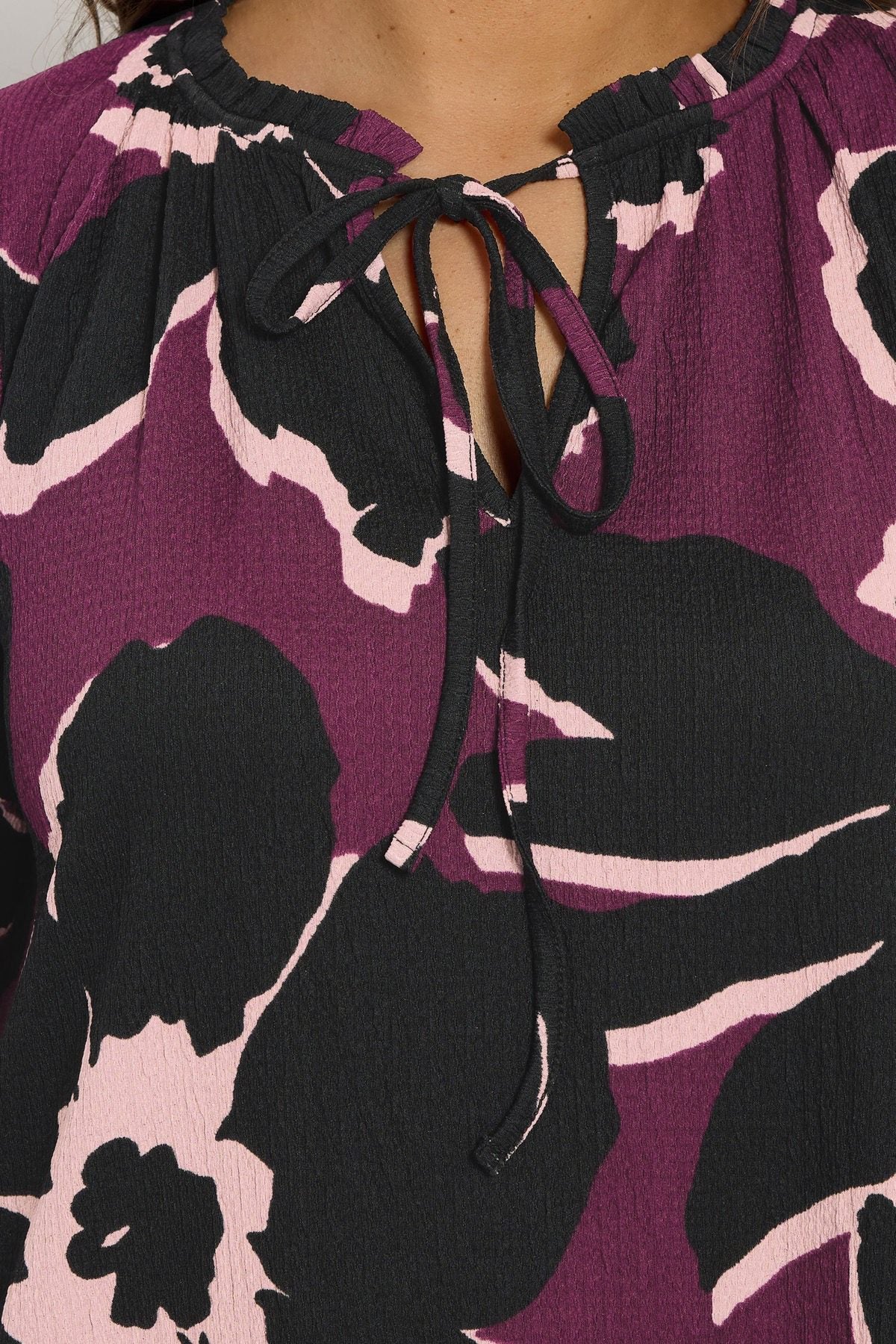 Lange Bluse mit Blumenmuster in großen Größen und Bindekragen