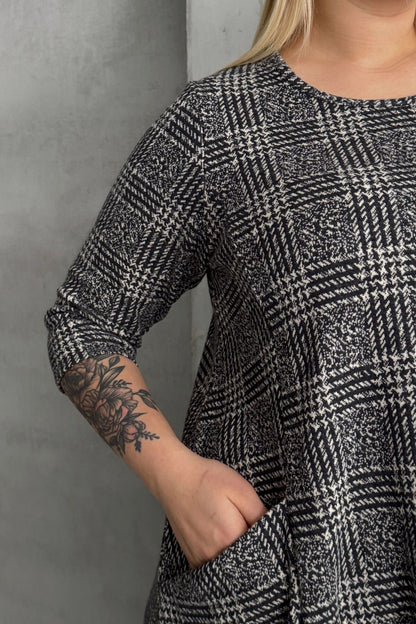 Plus-Size-Kleid mit kurzen Ärmeln, Rundhalsausschnitt, asymmetrischem Schnitt und Taschen