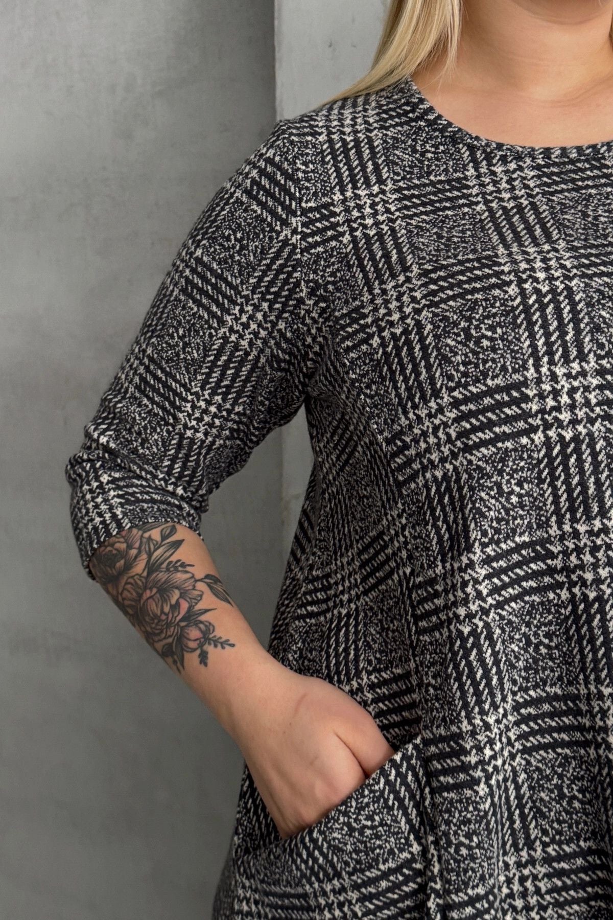 Plus-Size-Kleid mit kurzen Ärmeln, Rundhalsausschnitt, asymmetrischem Schnitt und Taschen