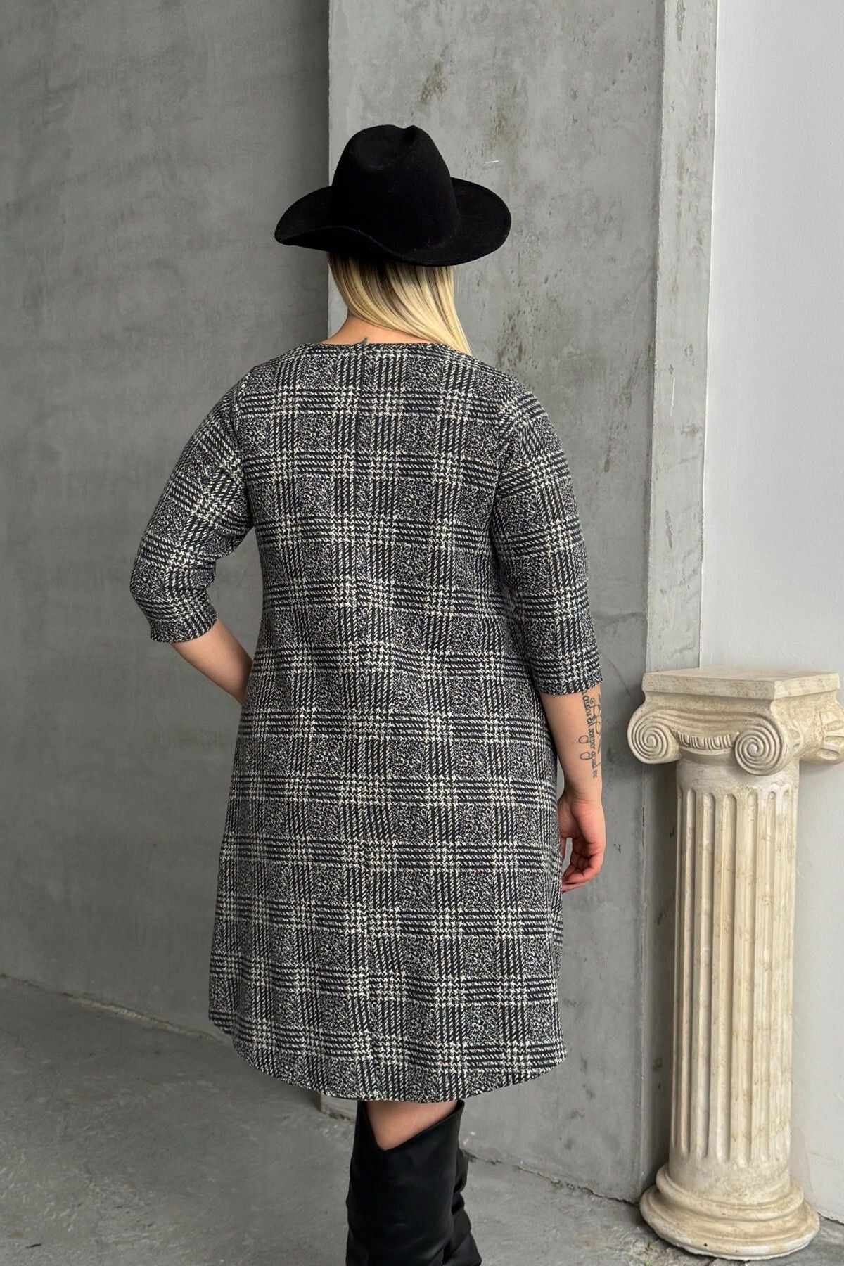 Plus-Size-Kleid mit kurzen Ärmeln, Rundhalsausschnitt, asymmetrischem Schnitt und Taschen