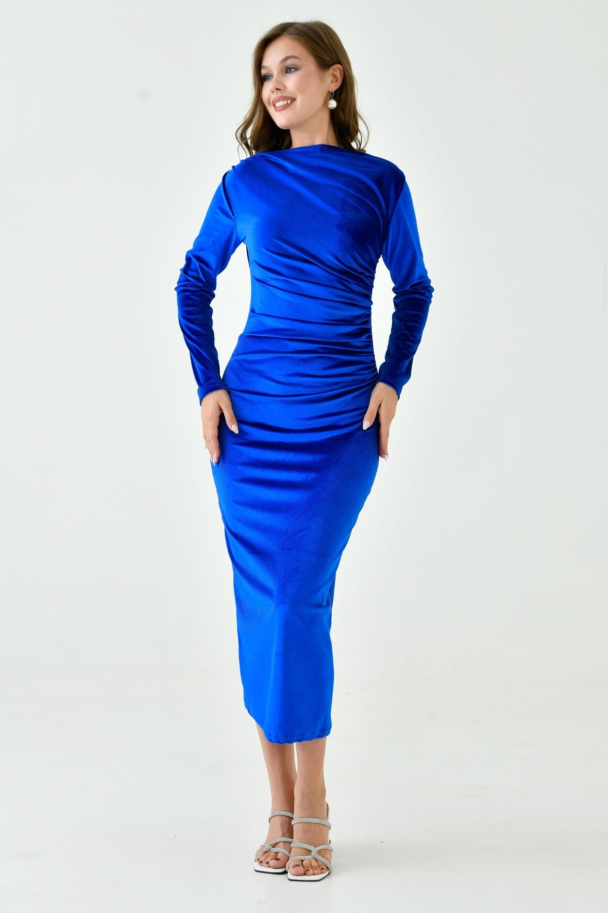 Bleistiftförmiges, mittellanges Kleid mit langen Ärmeln