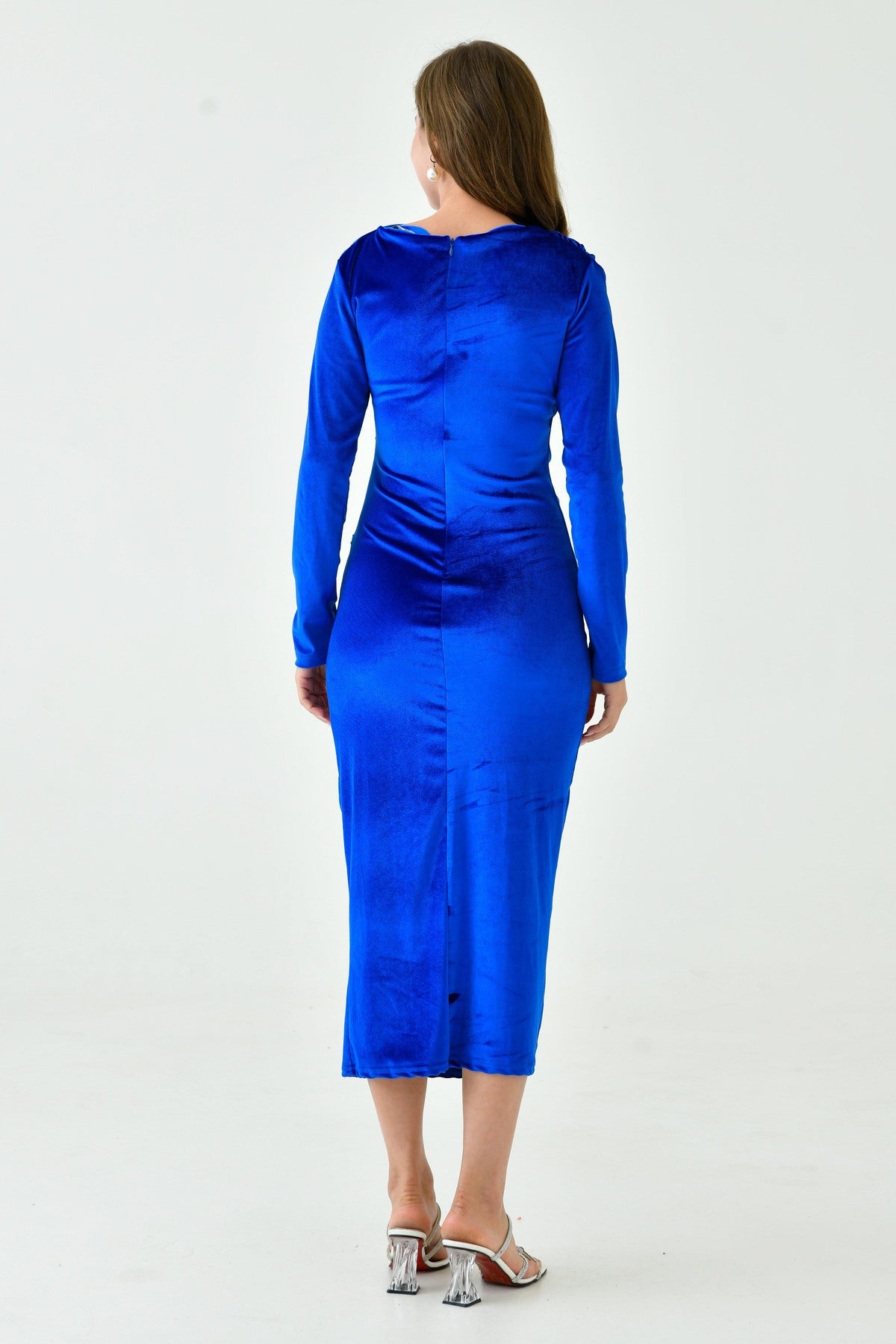 Bleistiftförmiges, mittellanges Kleid mit langen Ärmeln