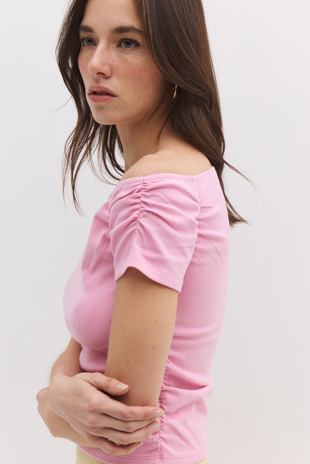 T-Shirt mit asymmetrischem Kragen und Raffungen
