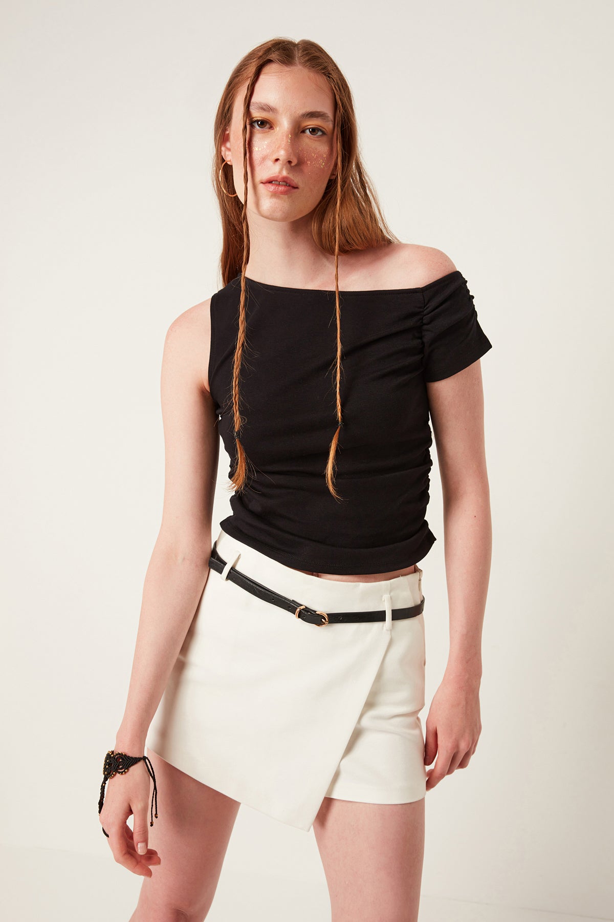 Bluse mit asymmetrischem Ausschnitt