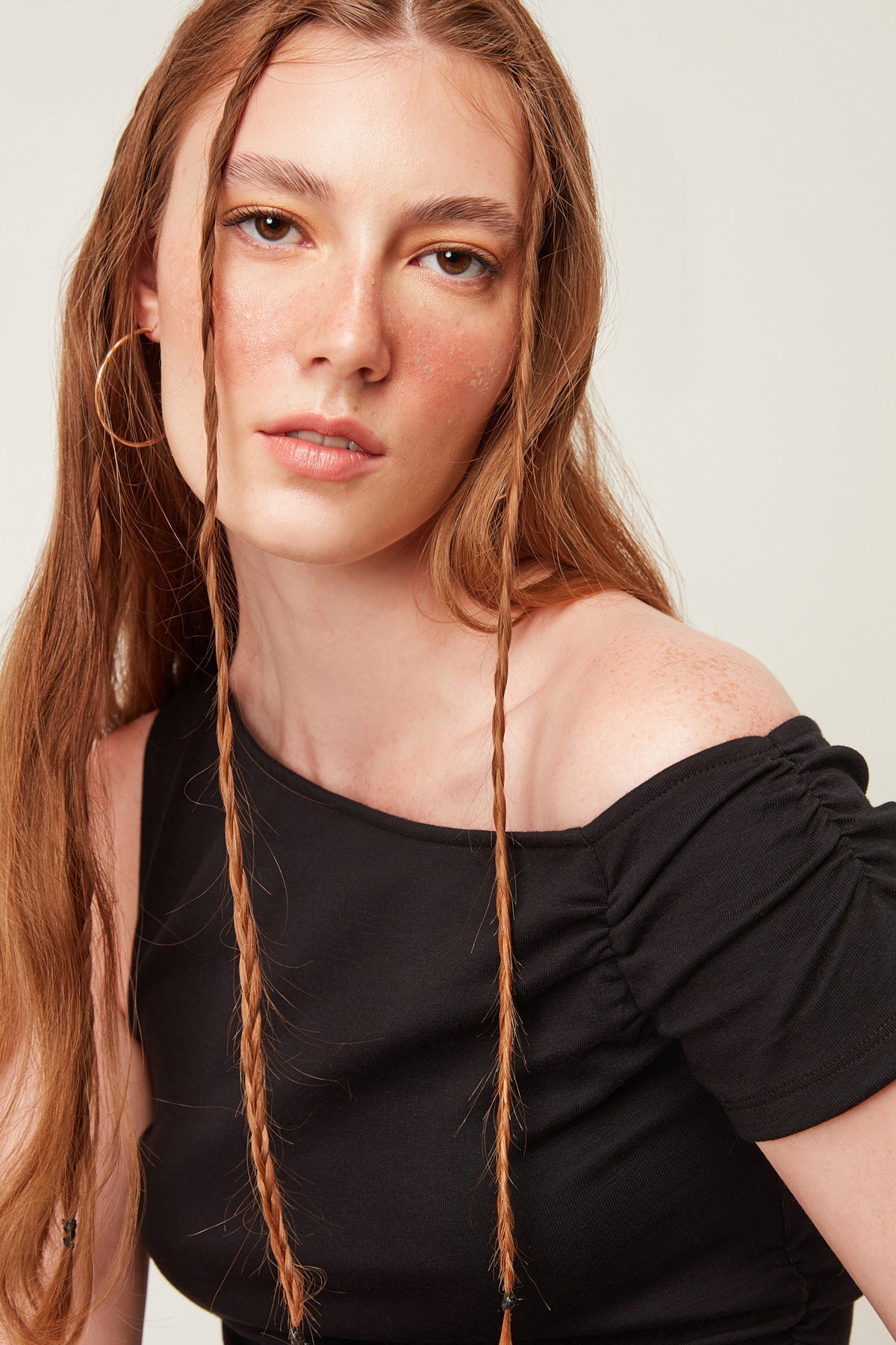 Bluse mit asymmetrischem Ausschnitt