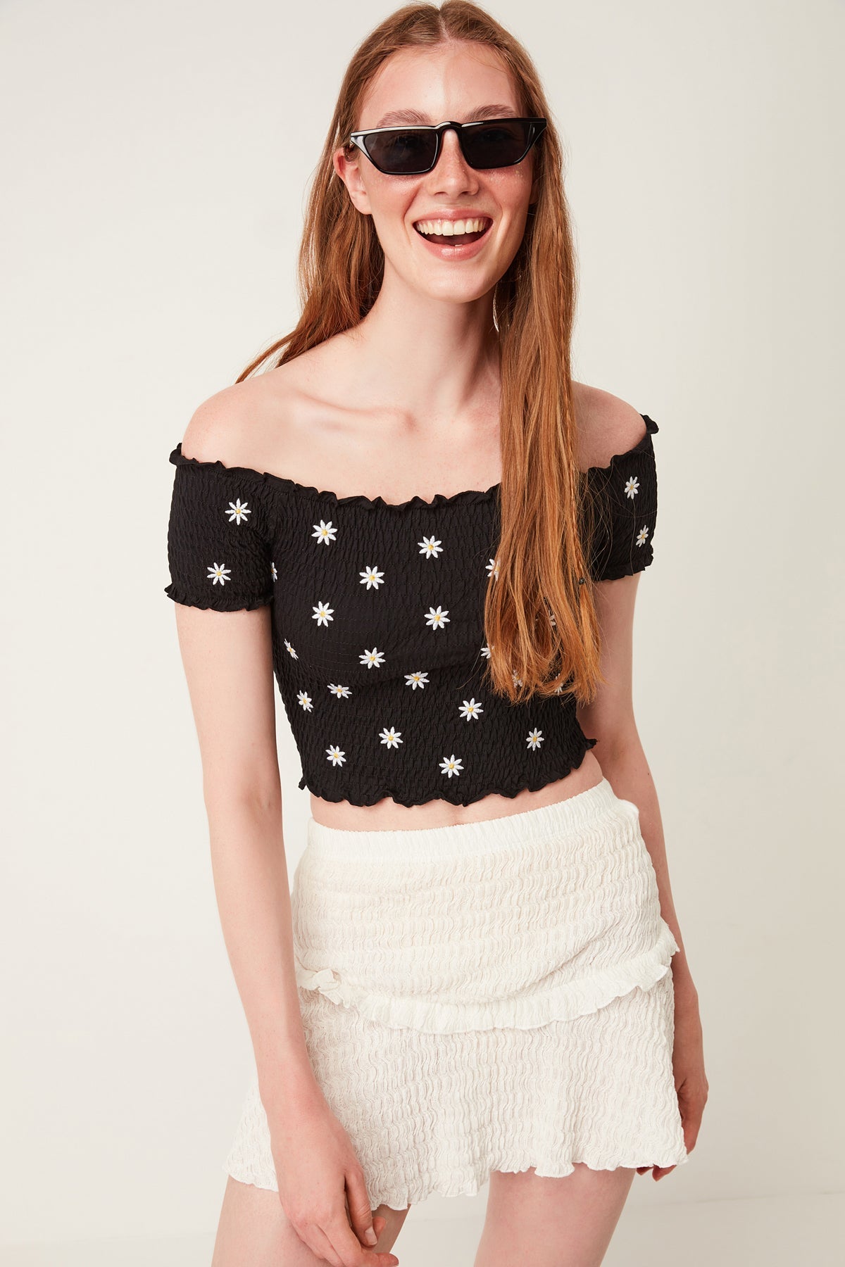 Bluse mit Gänseblümchenstickerei aus gerafftem Stoff