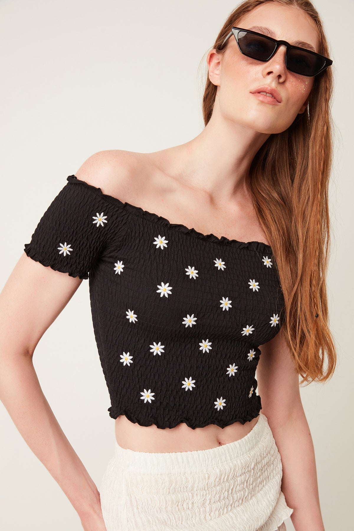 Bluse mit Gänseblümchenstickerei aus gerafftem Stoff
