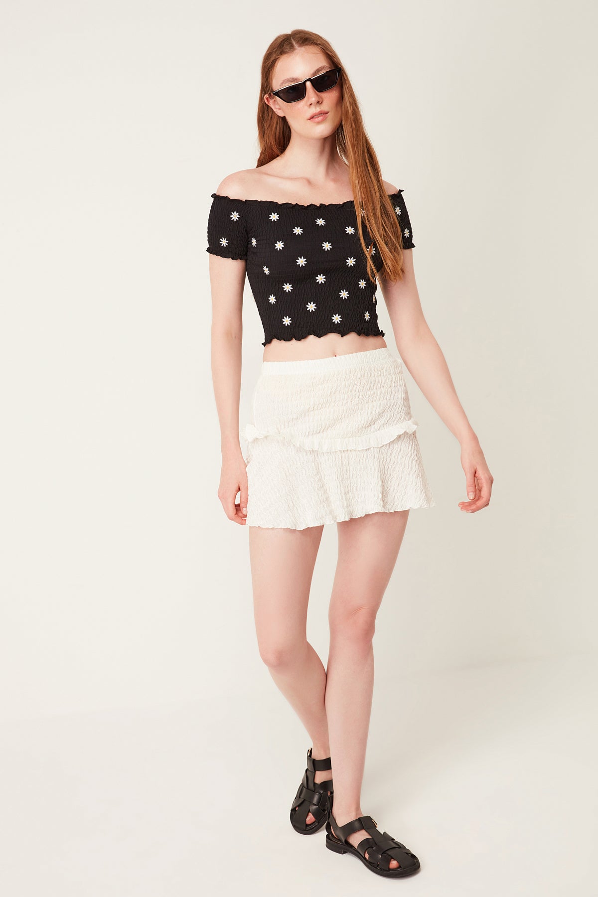 Bluse mit Gänseblümchenstickerei aus gerafftem Stoff