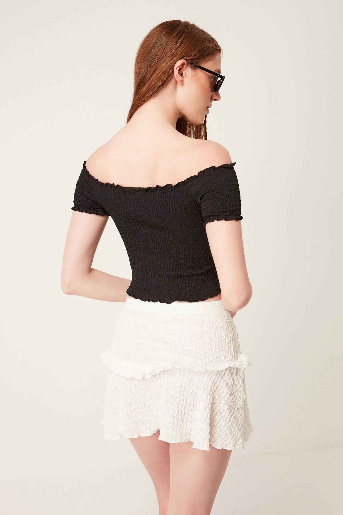 Bluse mit Gänseblümchenstickerei aus gerafftem Stoff