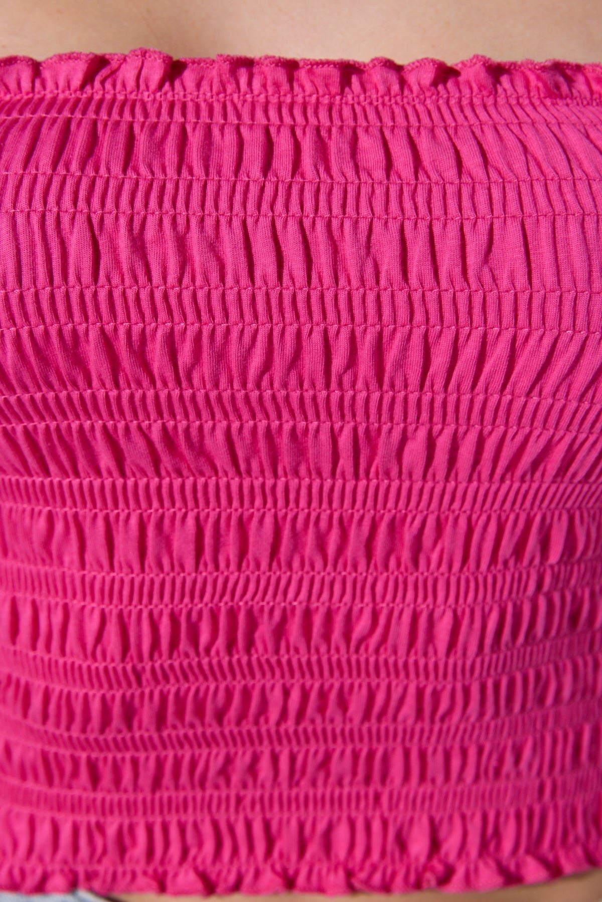 Raffung an der trägerlosen Crop-Bluse