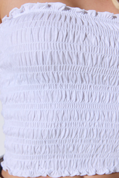 Raffung an der trägerlosen Crop-Bluse