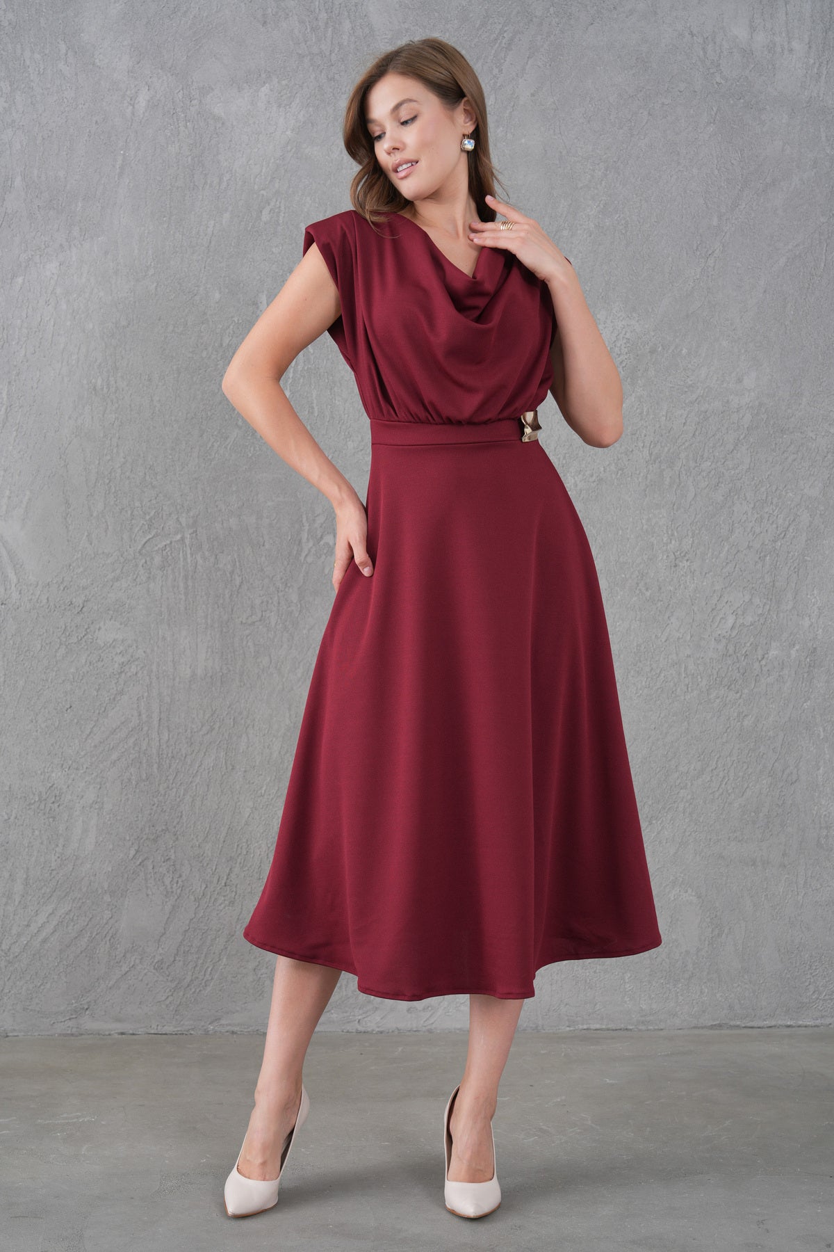 Ärmelloses ausgestelltes Midikleid