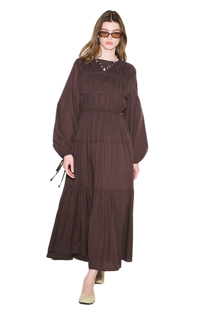 SCHWARZES LANGÄRMLIGES KLEID MIT GERÜSTUNG.