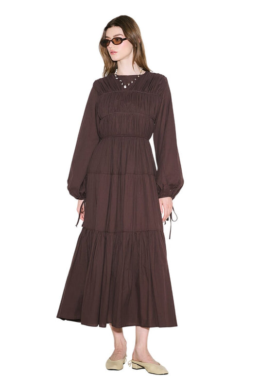 SCHWARZES LANGÄRMLIGES KLEID MIT GERÜSTUNG.