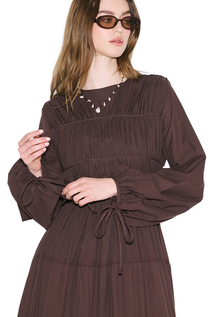 SCHWARZES LANGÄRMLIGES KLEID MIT GERÜSTUNG.
