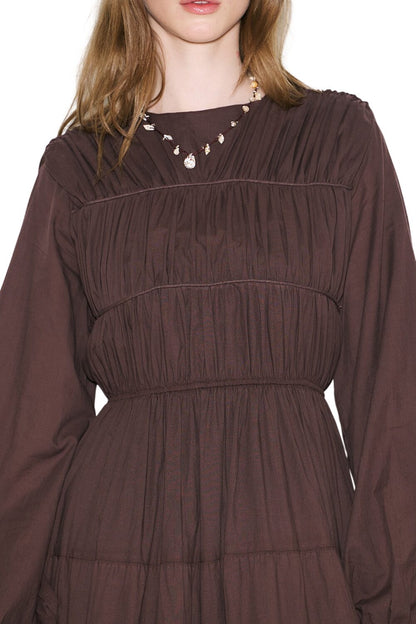 SCHWARZES LANGÄRMLIGES KLEID MIT GERÜSTUNG.