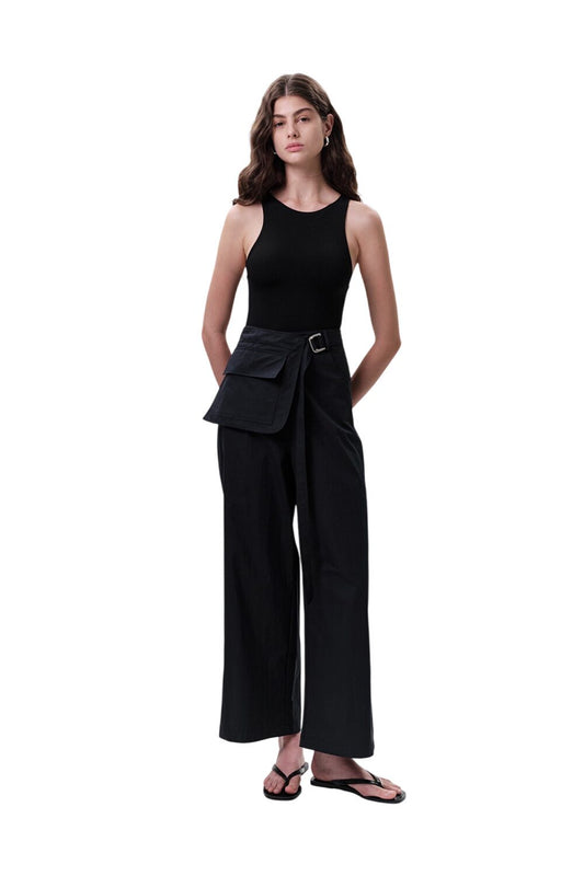 Grüne Hose mit Taschen und Gürtel