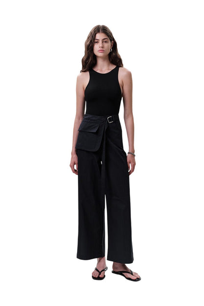 Grüne Hose mit Taschen und Gürtel
