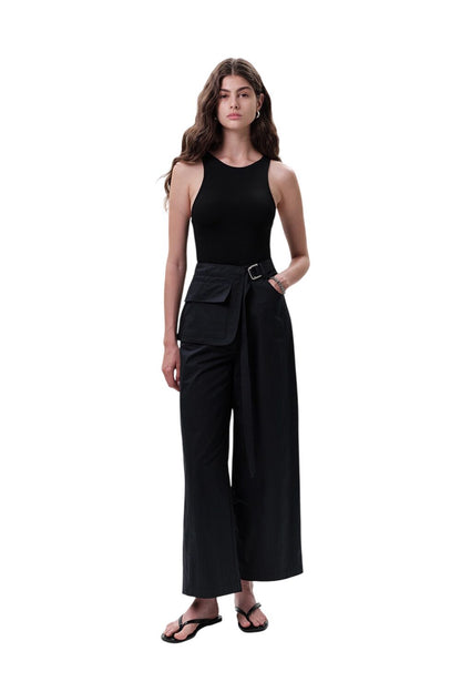 Grüne Hose mit Taschen und Gürtel