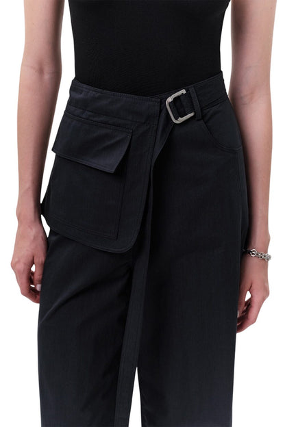 Grüne Hose mit Taschen und Gürtel