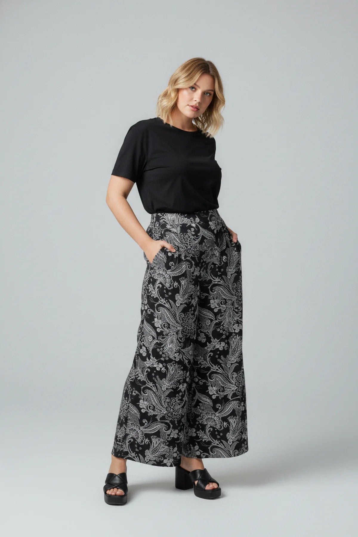 Weit geschnittene Hose mit Taschen