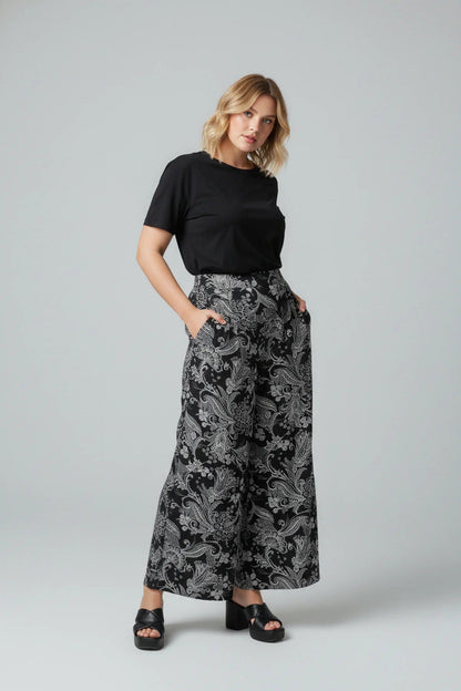Weit geschnittene Hose mit Taschen