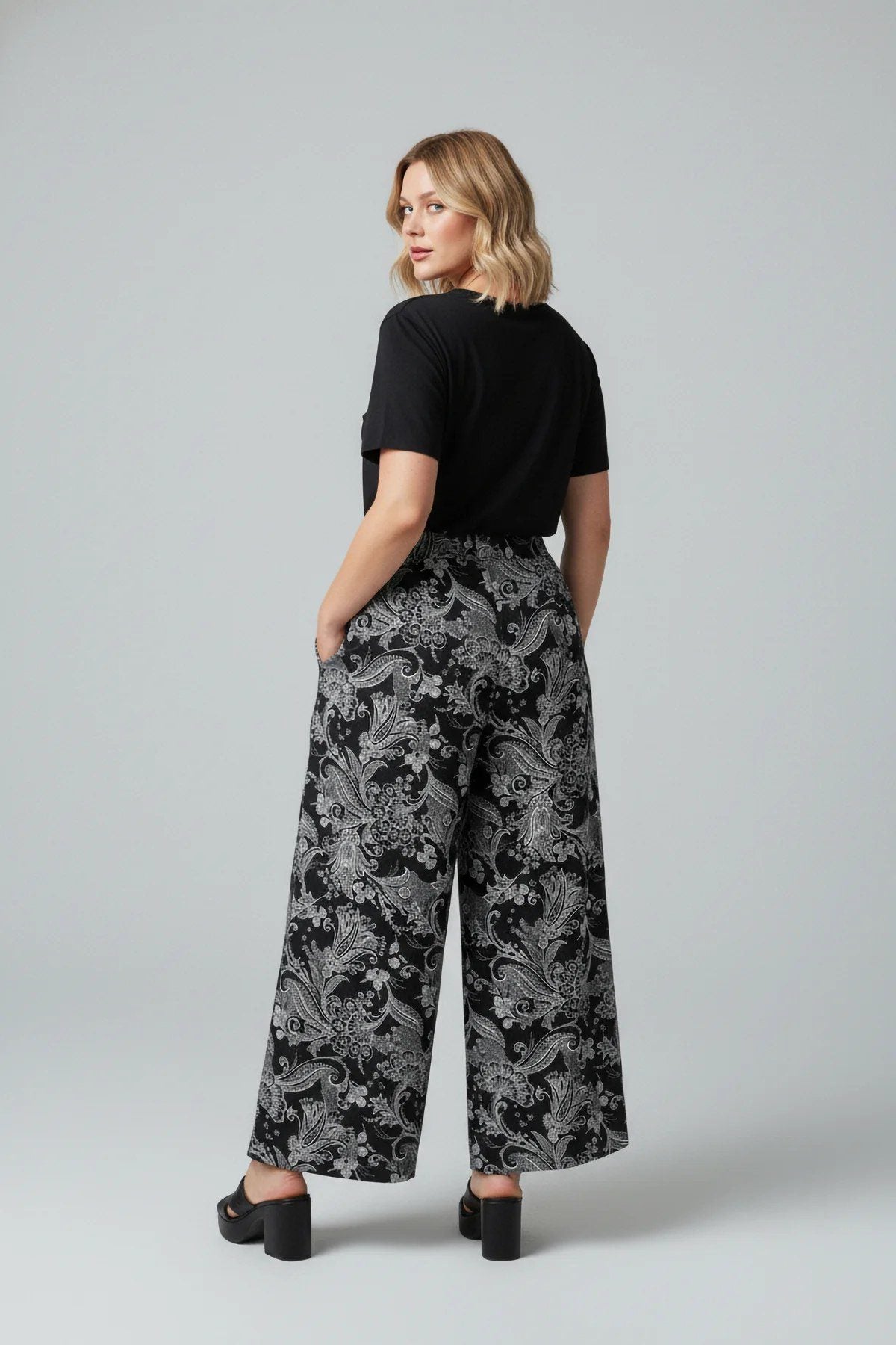 Weit geschnittene Hose mit Taschen