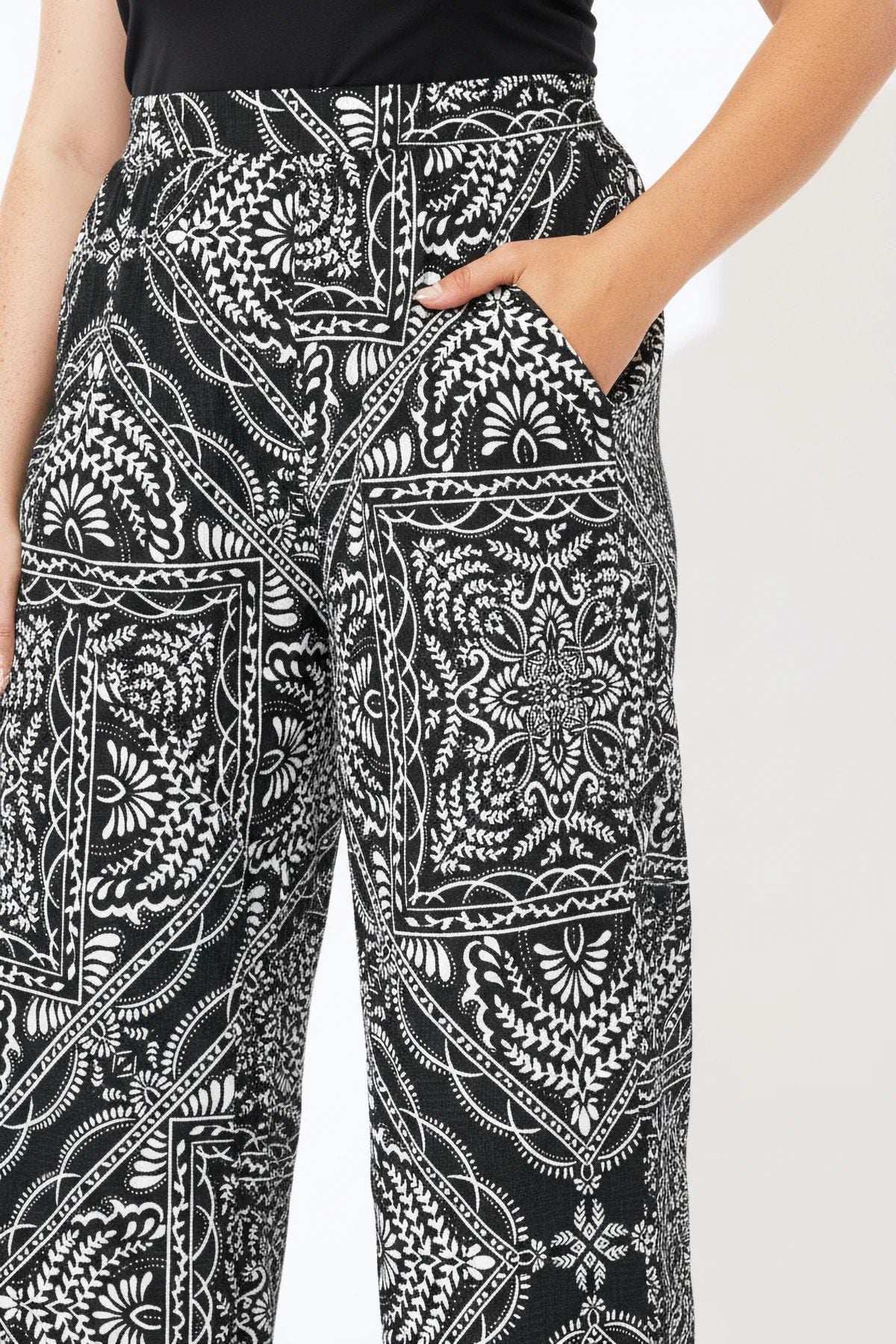 Weit geschnittene Hose mit Taschen