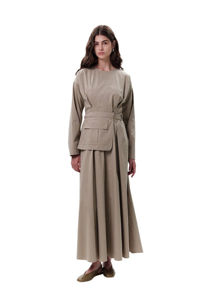 GRÜNES KLEID MIT TASCHEN UND GÜRTELDETAILS.