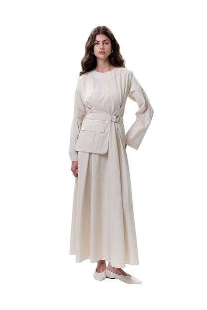 GRÜNES KLEID MIT TASCHEN UND GÜRTELDETAILS.