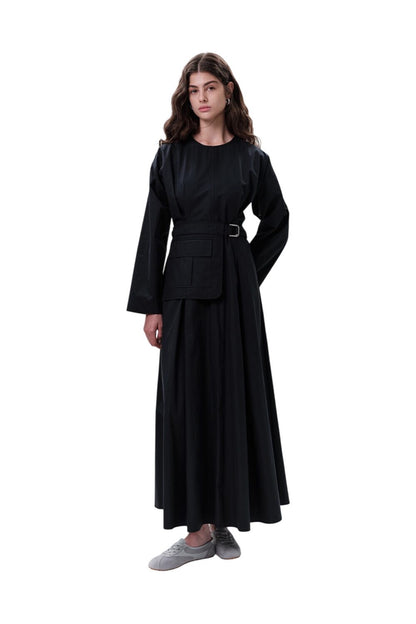 GRÜNES KLEID MIT TASCHEN UND GÜRTELDETAILS.