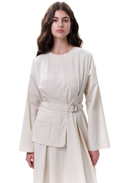 GRÜNES KLEID MIT TASCHEN UND GÜRTELDETAILS.