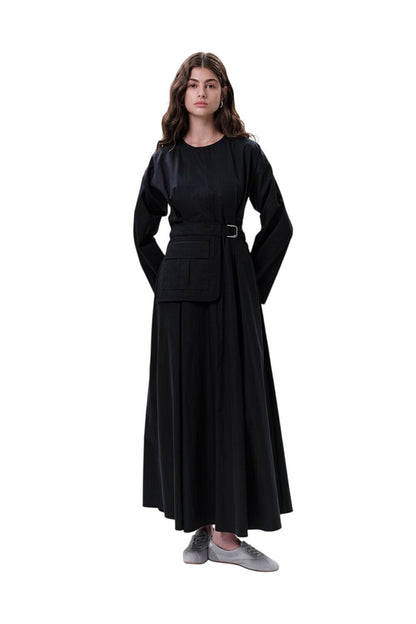 GRÜNES KLEID MIT TASCHEN UND GÜRTELDETAILS.