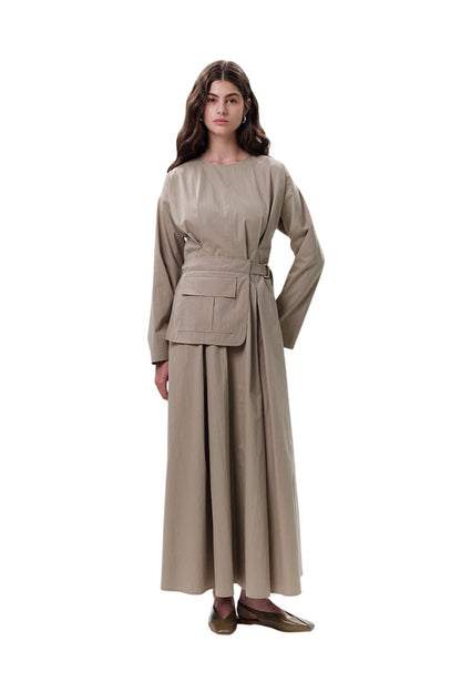 GRÜNES KLEID MIT TASCHEN UND GÜRTELDETAILS.