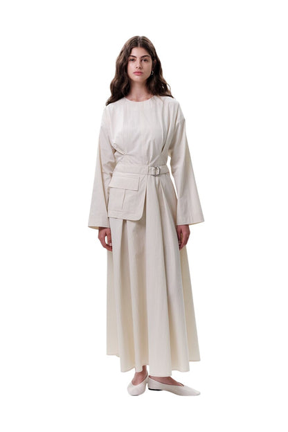 GRÜNES KLEID MIT TASCHEN UND GÜRTELDETAILS.