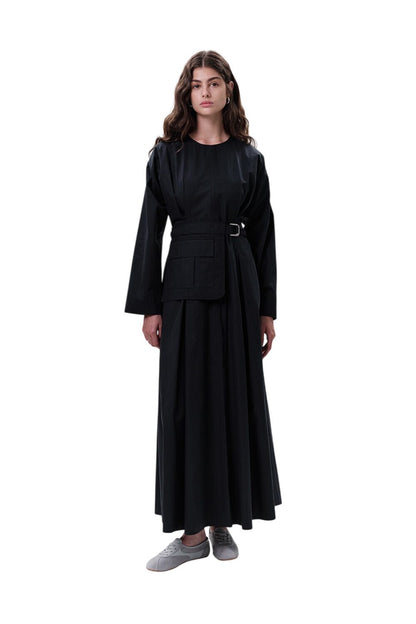 GRÜNES KLEID MIT TASCHEN UND GÜRTELDETAILS.