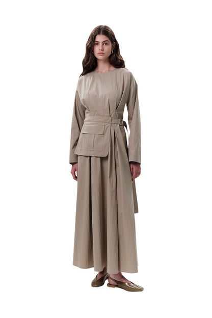 GRÜNES KLEID MIT TASCHEN UND GÜRTELDETAILS.