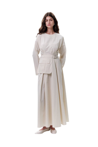 GRÜNES KLEID MIT TASCHEN UND GÜRTELDETAILS.