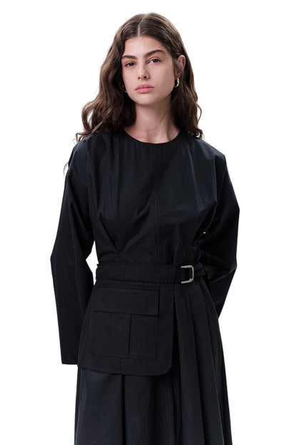GRÜNES KLEID MIT TASCHEN UND GÜRTELDETAILS.
