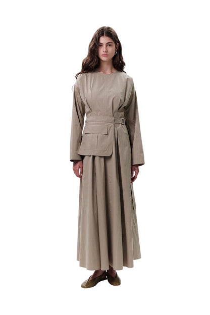 GRÜNES KLEID MIT TASCHEN UND GÜRTELDETAILS.