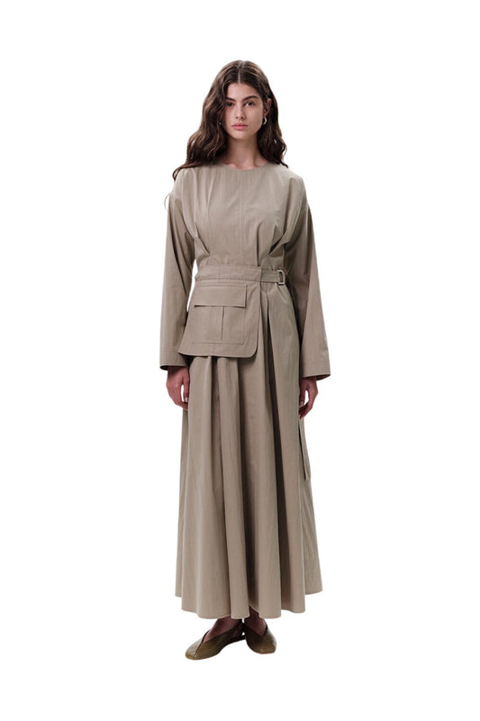GRÜNES KLEID MIT TASCHEN UND GÜRTELDETAILS.
