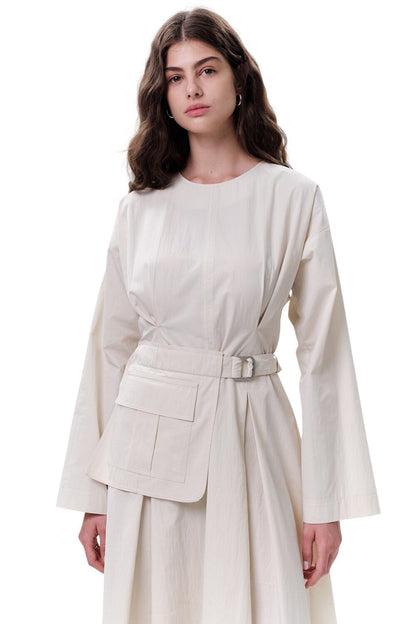 GRÜNES KLEID MIT TASCHEN UND GÜRTELDETAILS.